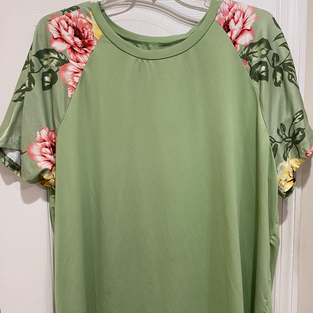 2xl women’s pull over blouse. Only worn two times.
